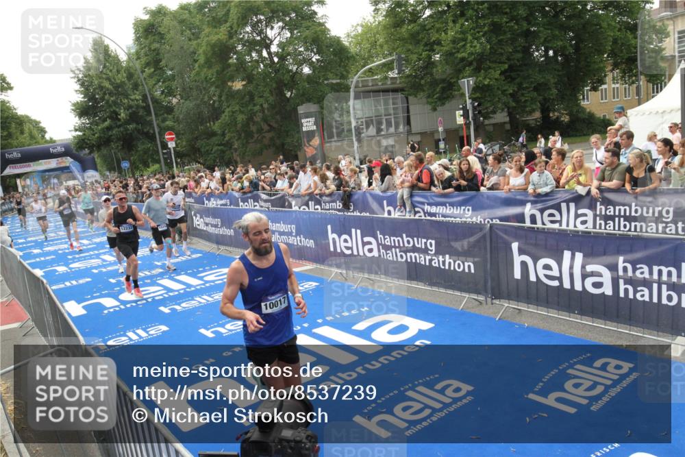 29.06.2025 - hella hamburg halbmarathon Michael Strokosch http://msf.ph/oto/8537239 29.06.2025 10:31:20 Ziel  meine-sportfotos.de