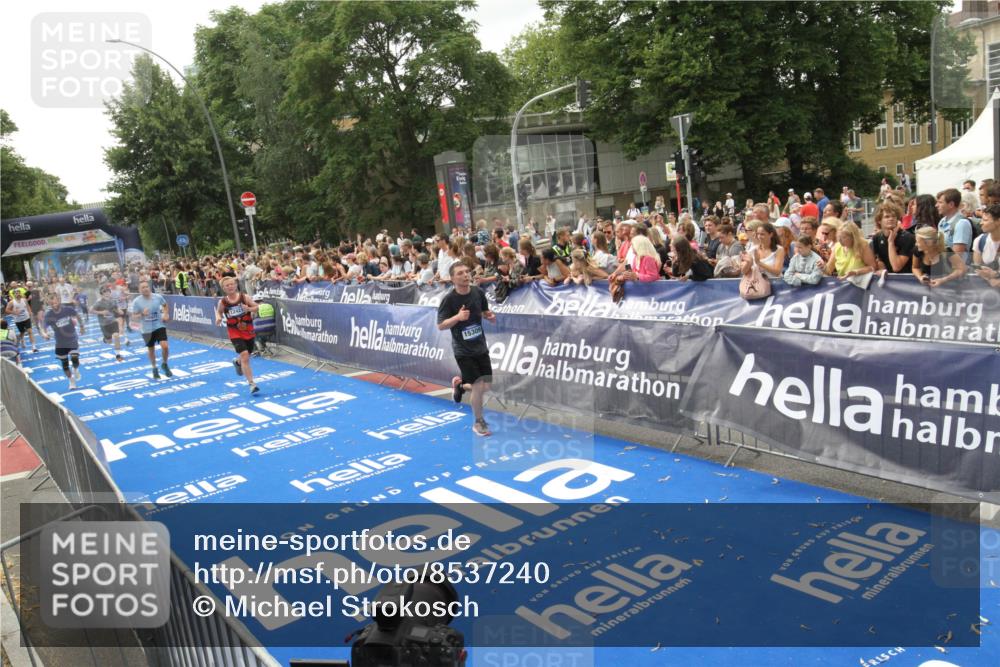 29.06.2025 - hella hamburg halbmarathon Michael Strokosch http://msf.ph/oto/8537240 29.06.2025 10:48:57 Ziel  meine-sportfotos.de