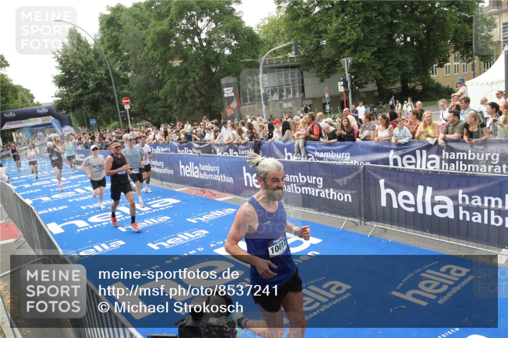 29.06.2025 - hella hamburg halbmarathon Michael Strokosch http://msf.ph/oto/8537241 29.06.2025 10:31:20 Ziel  meine-sportfotos.de