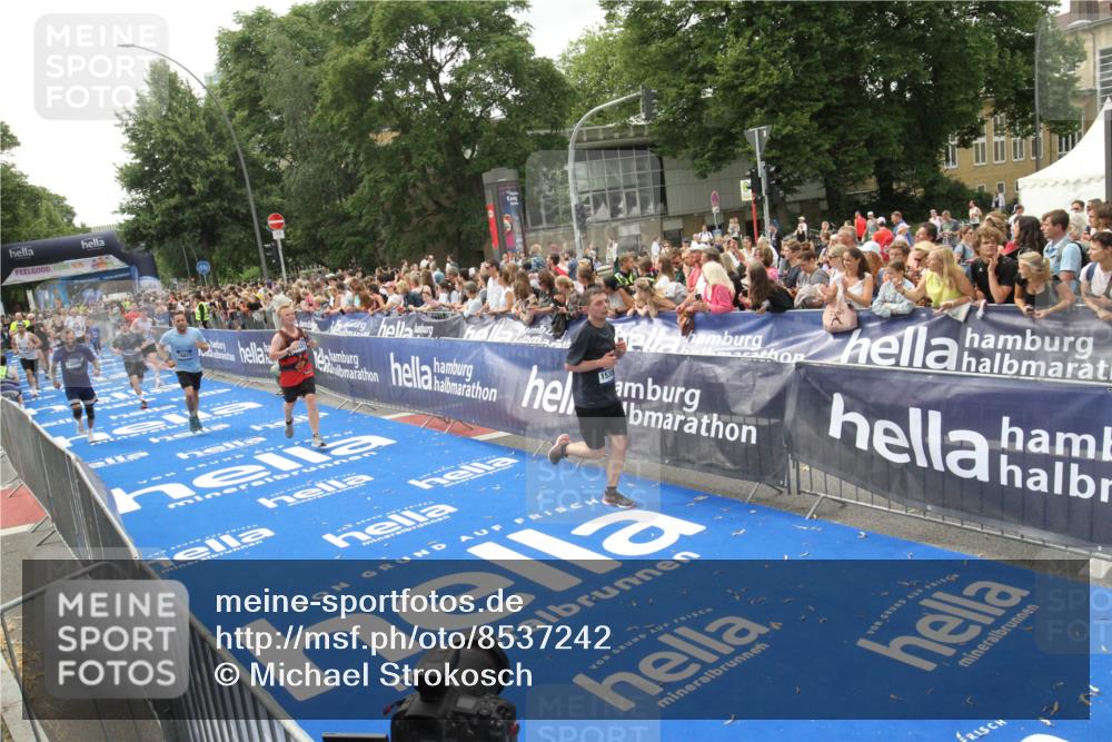29.06.2025 - hella hamburg halbmarathon Michael Strokosch http://msf.ph/oto/8537242 29.06.2025 10:48:57 Ziel  meine-sportfotos.de