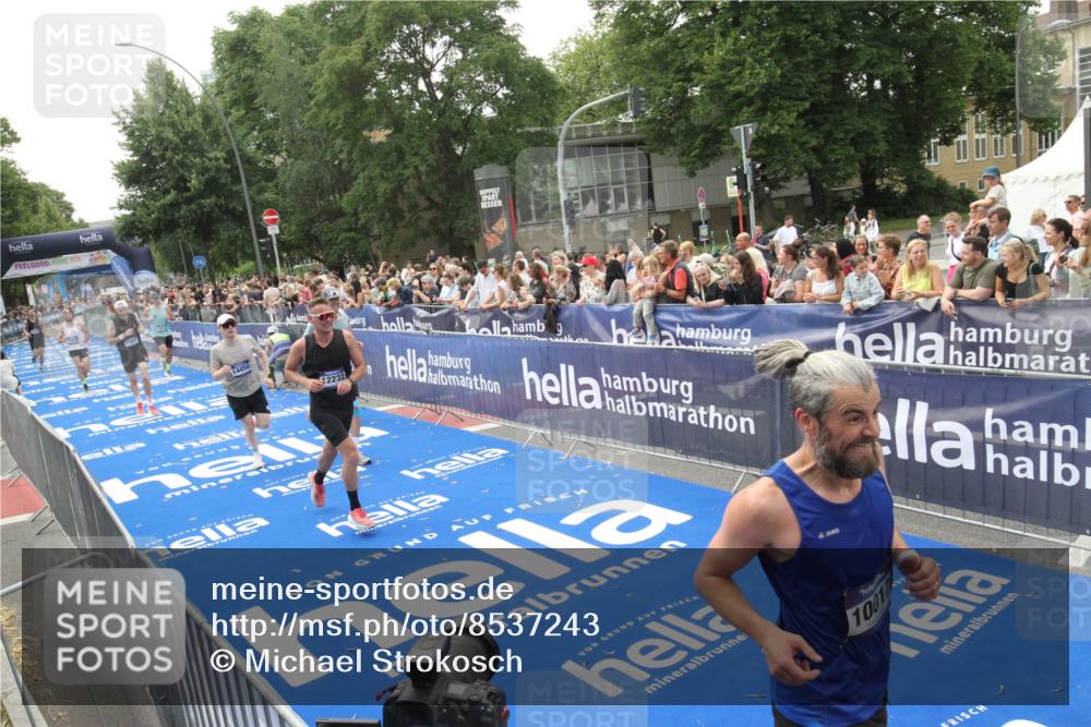 29.06.2025 - hella hamburg halbmarathon Michael Strokosch http://msf.ph/oto/8537243 29.06.2025 10:31:20 Ziel  meine-sportfotos.de