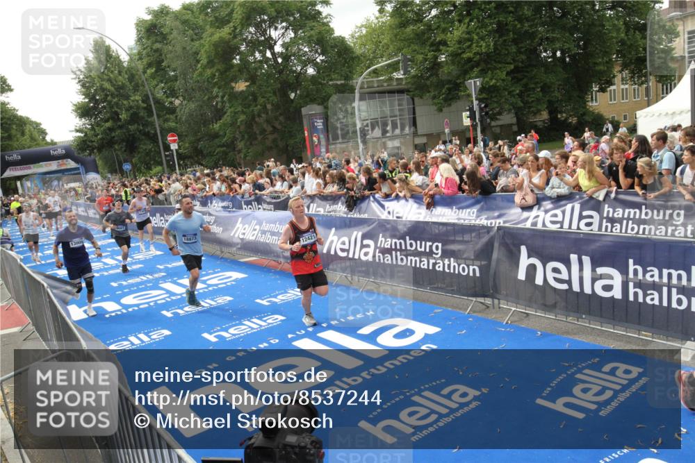 29.06.2025 - hella hamburg halbmarathon Michael Strokosch http://msf.ph/oto/8537244 29.06.2025 10:48:58 Ziel  meine-sportfotos.de