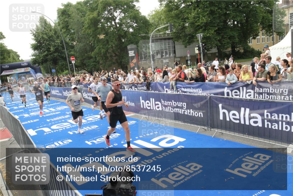 29.06.2025 - hella hamburg halbmarathon Michael Strokosch http://msf.ph/oto/8537245 29.06.2025 10:31:21 Ziel  meine-sportfotos.de