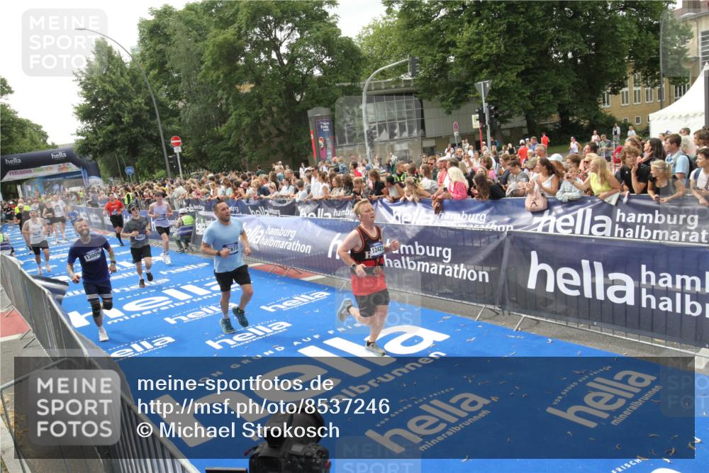 29.06.2025 - hella hamburg halbmarathon Michael Strokosch http://msf.ph/oto/8537246 29.06.2025 10:48:59 Ziel  meine-sportfotos.de