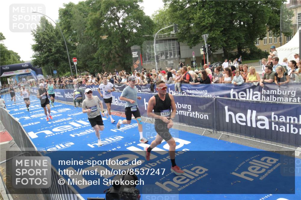 29.06.2025 - hella hamburg halbmarathon Michael Strokosch http://msf.ph/oto/8537247 29.06.2025 10:31:21 Ziel  meine-sportfotos.de