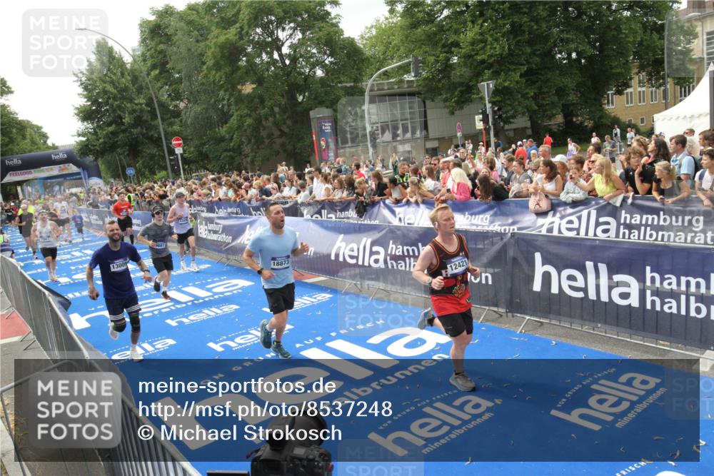 29.06.2025 - hella hamburg halbmarathon Michael Strokosch http://msf.ph/oto/8537248 29.06.2025 10:48:59 Ziel  meine-sportfotos.de