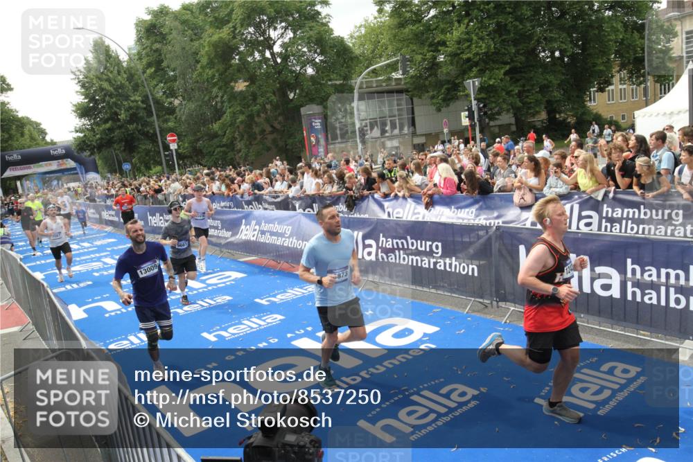 29.06.2025 - hella hamburg halbmarathon Michael Strokosch http://msf.ph/oto/8537250 29.06.2025 10:48:59 Ziel  meine-sportfotos.de