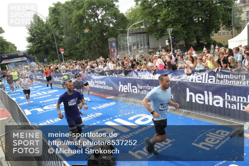 29.06.2025 - hella hamburg halbmarathon Michael Strokosch http://msf.ph/oto/8537252 29.06.2025 10:49:00 Ziel  meine-sportfotos.de
