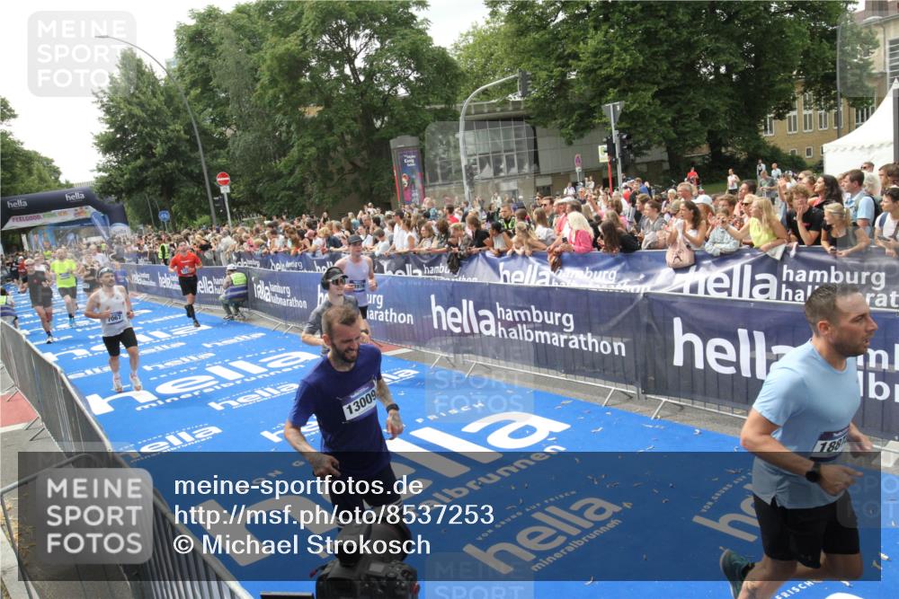 29.06.2025 - hella hamburg halbmarathon Michael Strokosch http://msf.ph/oto/8537253 29.06.2025 10:49:00 Ziel  meine-sportfotos.de