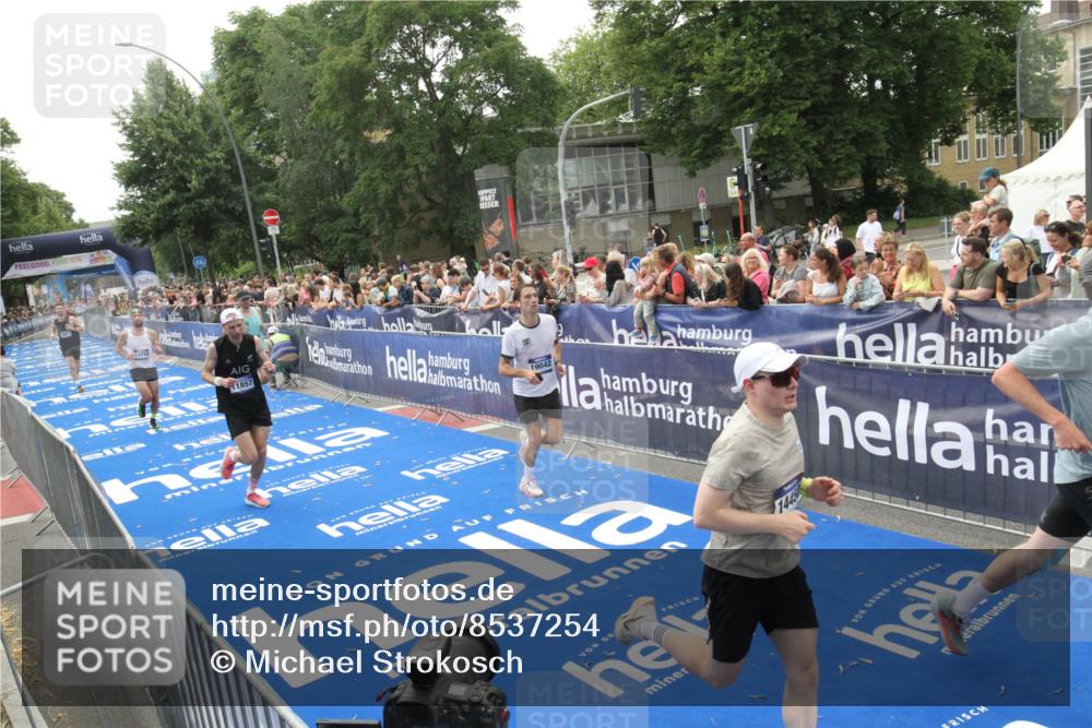29.06.2025 - hella hamburg halbmarathon Michael Strokosch http://msf.ph/oto/8537254 29.06.2025 10:31:22 Ziel  meine-sportfotos.de