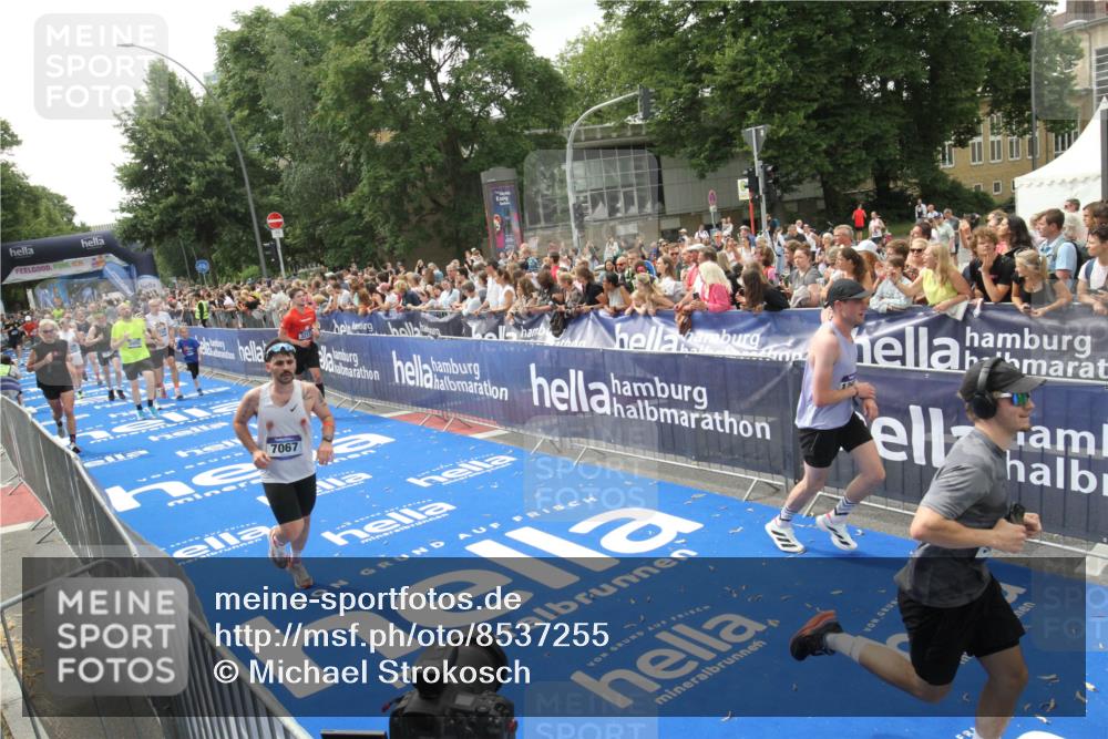 29.06.2025 - hella hamburg halbmarathon Michael Strokosch http://msf.ph/oto/8537255 29.06.2025 10:49:01 Ziel  meine-sportfotos.de