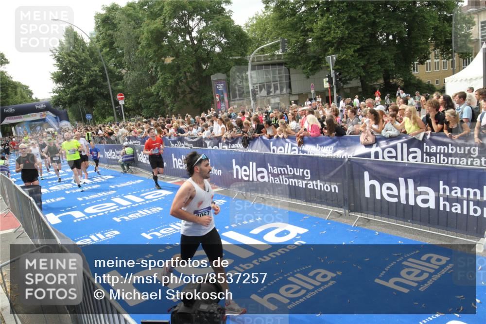 29.06.2025 - hella hamburg halbmarathon Michael Strokosch http://msf.ph/oto/8537257 29.06.2025 10:49:02 Ziel  meine-sportfotos.de