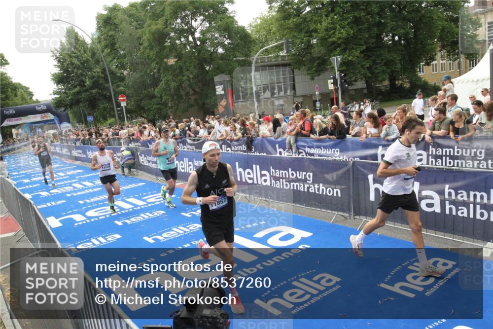 29.06.2025 - hella hamburg halbmarathon Michael Strokosch http://msf.ph/oto/8537260 29.06.2025 10:31:23 Ziel  meine-sportfotos.de