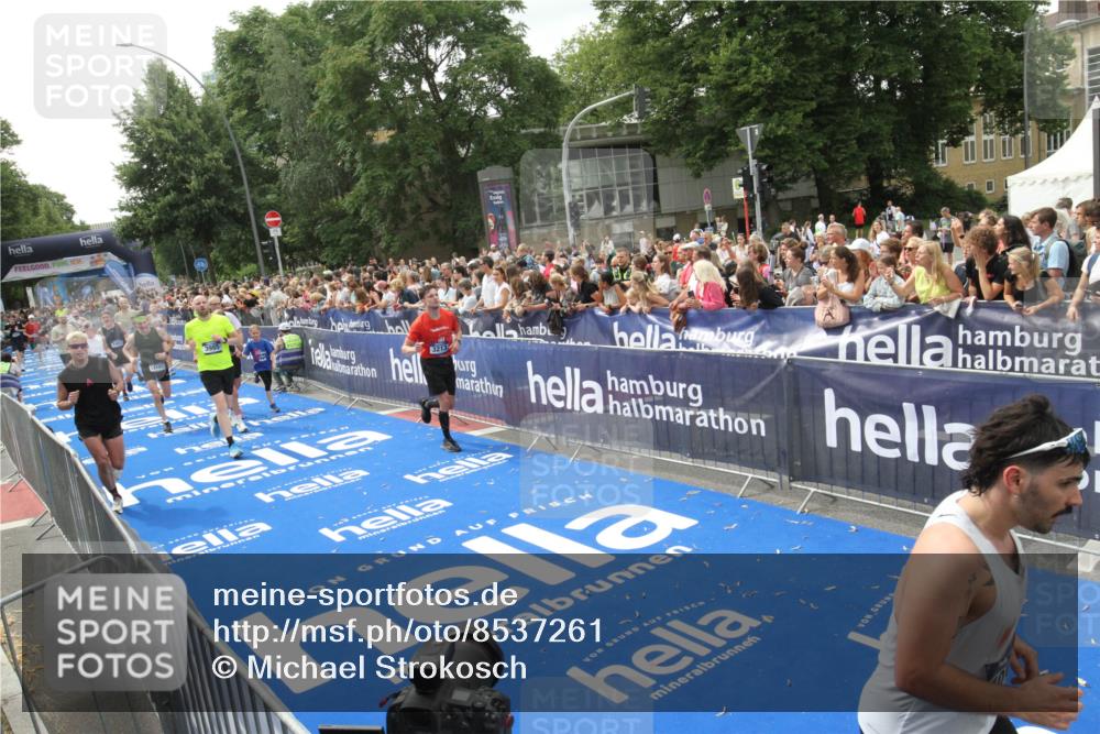 29.06.2025 - hella hamburg halbmarathon Michael Strokosch http://msf.ph/oto/8537261 29.06.2025 10:49:02 Ziel  meine-sportfotos.de