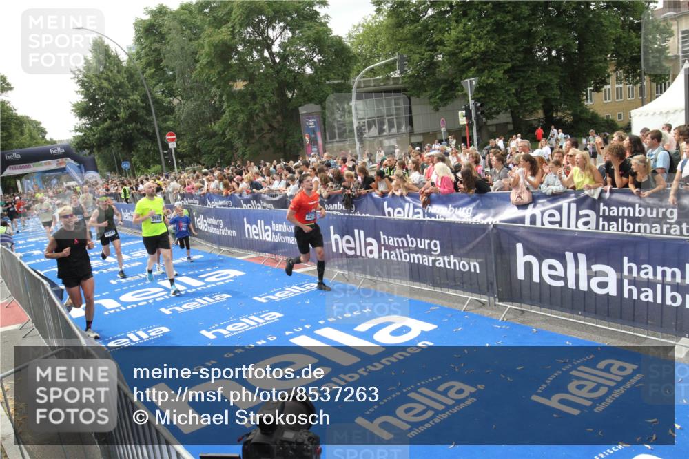 29.06.2025 - hella hamburg halbmarathon Michael Strokosch http://msf.ph/oto/8537263 29.06.2025 10:49:03 Ziel  meine-sportfotos.de