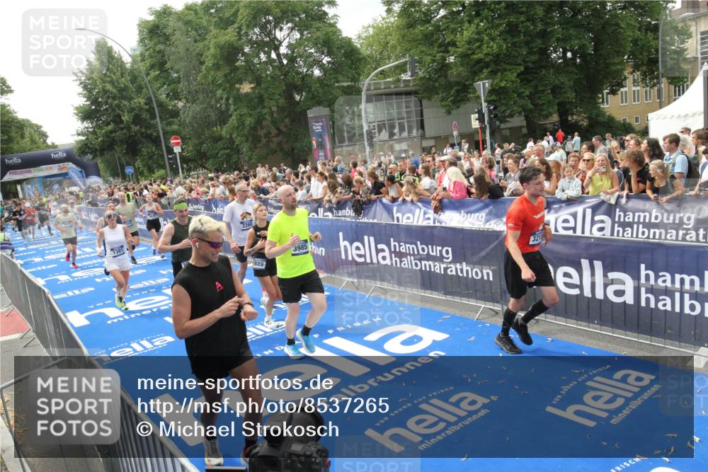 29.06.2025 - hella hamburg halbmarathon Michael Strokosch http://msf.ph/oto/8537265 29.06.2025 10:49:04 Ziel  meine-sportfotos.de