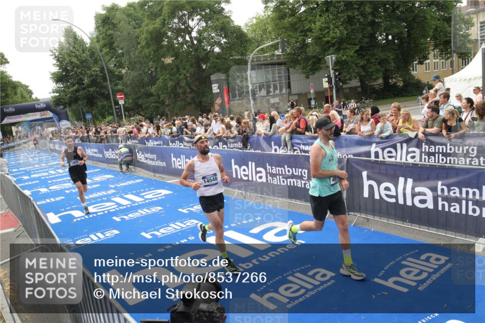 29.06.2025 - hella hamburg halbmarathon Michael Strokosch http://msf.ph/oto/8537266 29.06.2025 10:31:24 Ziel  meine-sportfotos.de