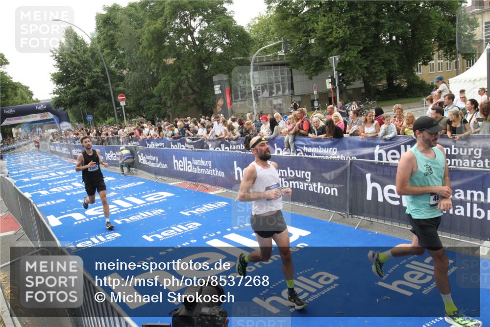 29.06.2025 - hella hamburg halbmarathon Michael Strokosch http://msf.ph/oto/8537268 29.06.2025 10:31:25 Ziel  meine-sportfotos.de