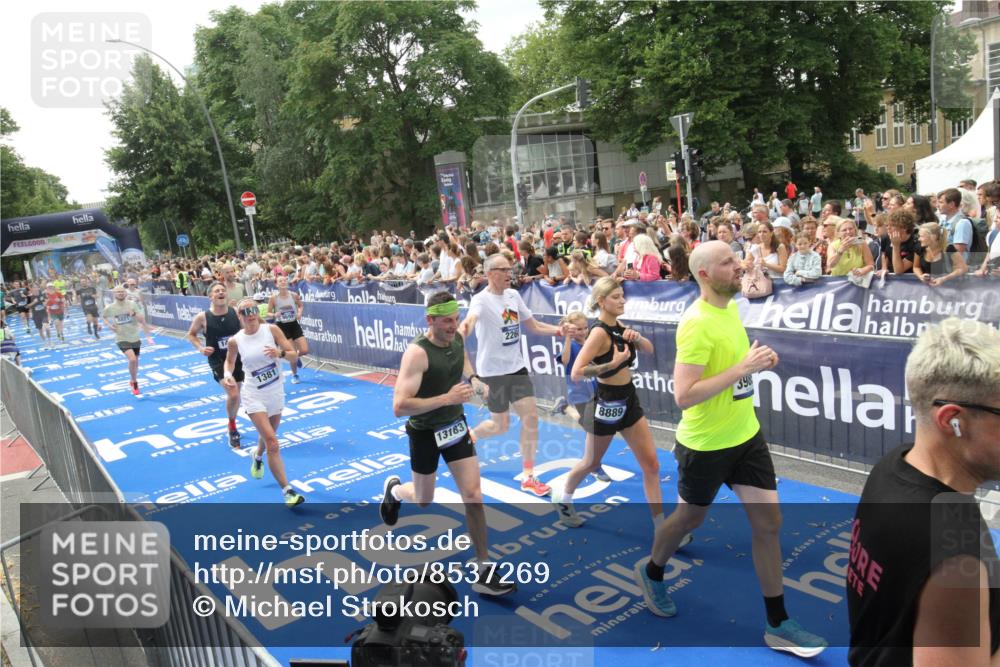 29.06.2025 - hella hamburg halbmarathon Michael Strokosch http://msf.ph/oto/8537269 29.06.2025 10:49:05 Ziel  meine-sportfotos.de