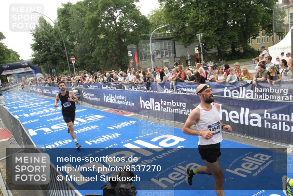 29.06.2025 - hella hamburg halbmarathon Michael Strokosch http://msf.ph/oto/8537270 29.06.2025 10:31:25 Ziel  meine-sportfotos.de