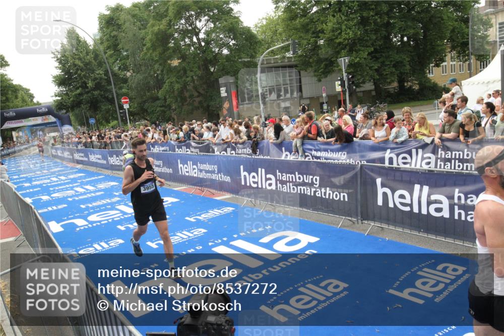 29.06.2025 - hella hamburg halbmarathon Michael Strokosch http://msf.ph/oto/8537272 29.06.2025 10:31:25 Ziel  meine-sportfotos.de