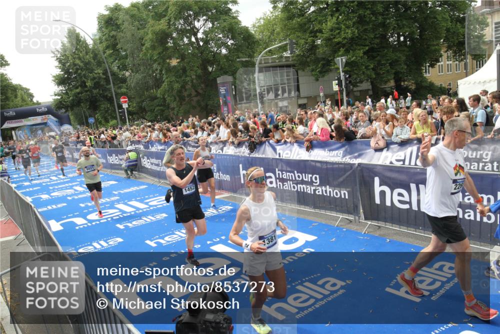 29.06.2025 - hella hamburg halbmarathon Michael Strokosch http://msf.ph/oto/8537273 29.06.2025 10:49:06 Ziel  meine-sportfotos.de