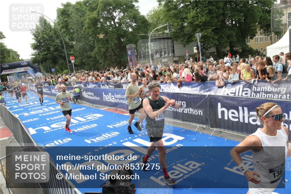 29.06.2025 - hella hamburg halbmarathon Michael Strokosch http://msf.ph/oto/8537275 29.06.2025 10:49:06 Ziel  meine-sportfotos.de