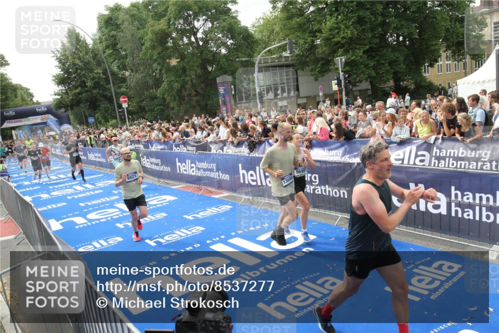 29.06.2025 - hella hamburg halbmarathon Michael Strokosch http://msf.ph/oto/8537277 29.06.2025 10:49:07 Ziel  meine-sportfotos.de