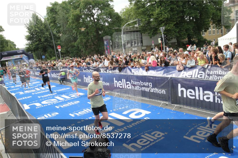 29.06.2025 - hella hamburg halbmarathon Michael Strokosch http://msf.ph/oto/8537278 29.06.2025 10:49:07 Ziel  meine-sportfotos.de