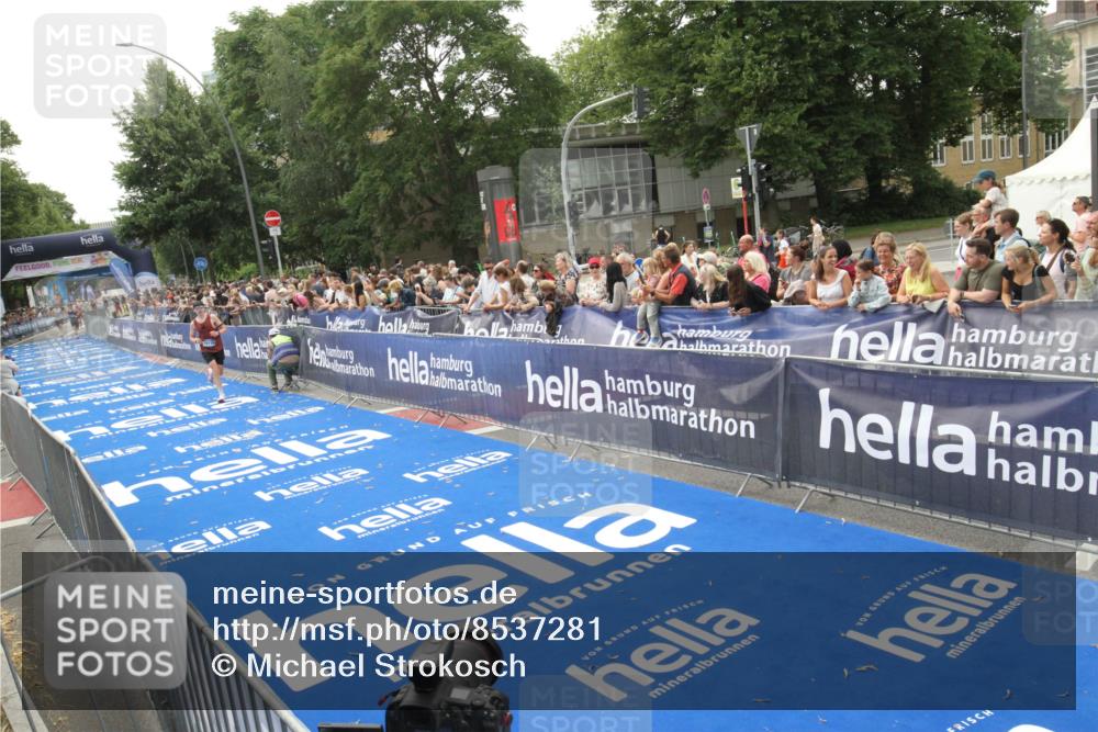29.06.2025 - hella hamburg halbmarathon Michael Strokosch http://msf.ph/oto/8537281 29.06.2025 10:31:30 Ziel  meine-sportfotos.de