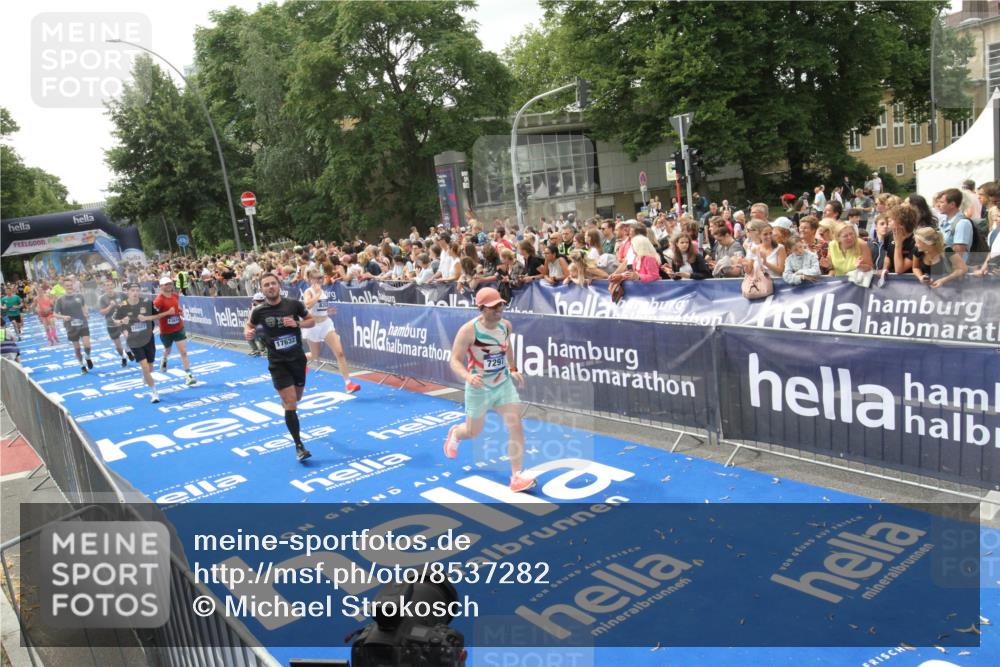 29.06.2025 - hella hamburg halbmarathon Michael Strokosch http://msf.ph/oto/8537282 29.06.2025 10:49:08 Ziel  meine-sportfotos.de