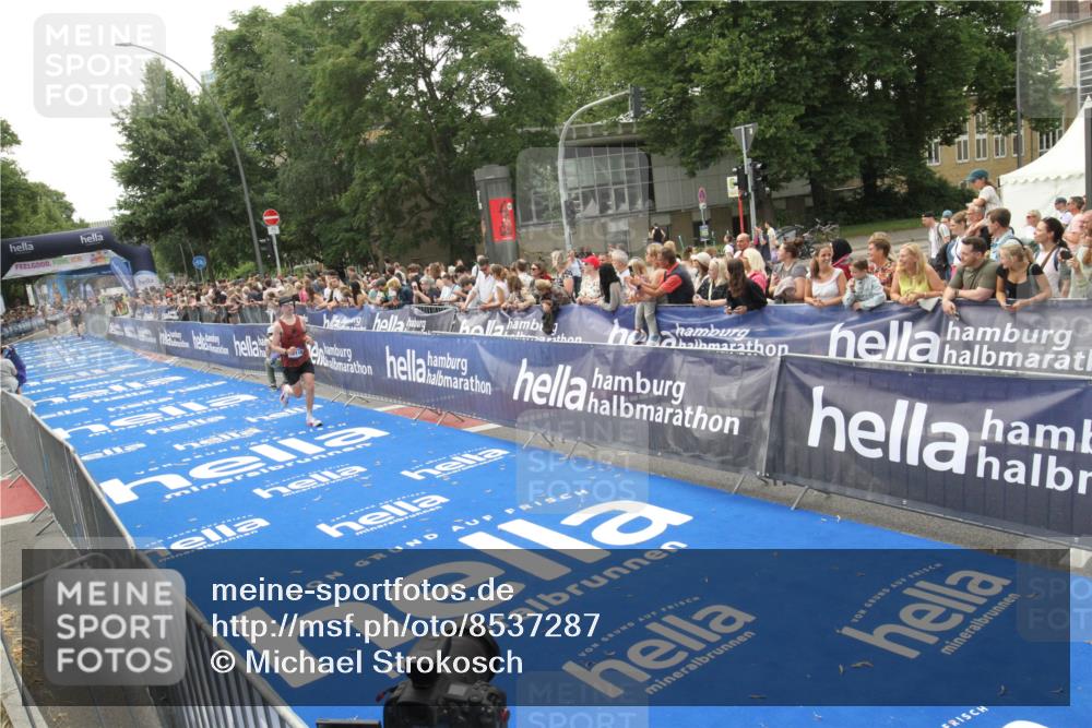 29.06.2025 - hella hamburg halbmarathon Michael Strokosch http://msf.ph/oto/8537287 29.06.2025 10:31:31 Ziel  meine-sportfotos.de