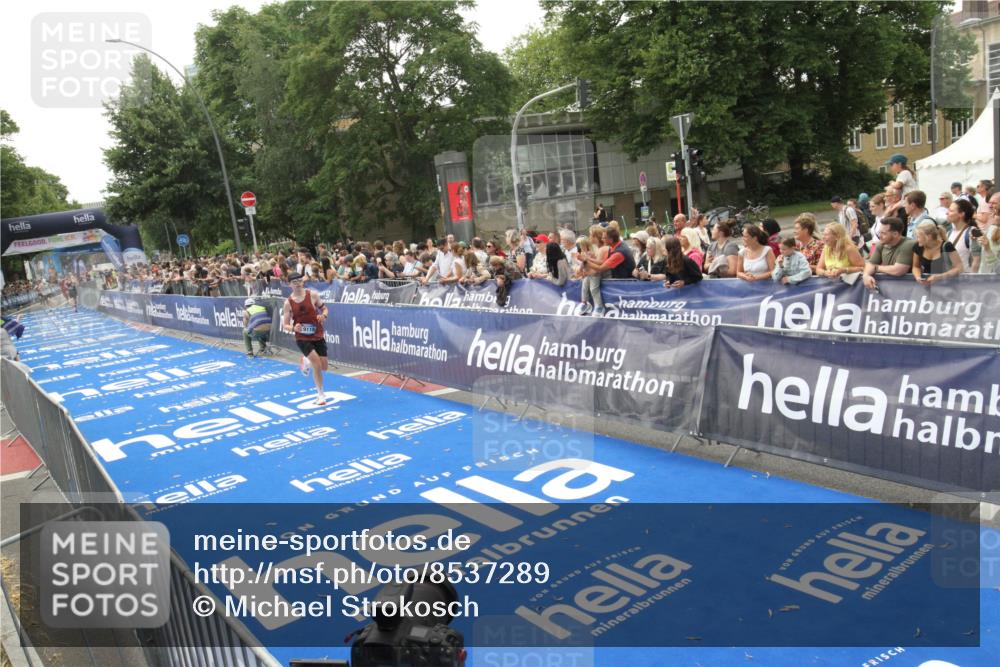 29.06.2025 - hella hamburg halbmarathon Michael Strokosch http://msf.ph/oto/8537289 29.06.2025 10:31:31 Ziel  meine-sportfotos.de