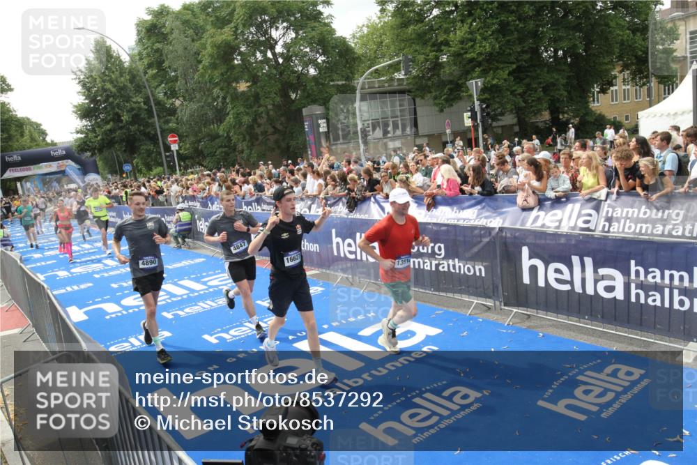 29.06.2025 - hella hamburg halbmarathon Michael Strokosch http://msf.ph/oto/8537292 29.06.2025 10:49:11 Ziel  meine-sportfotos.de