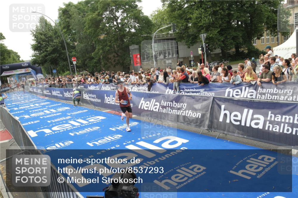 29.06.2025 - hella hamburg halbmarathon Michael Strokosch http://msf.ph/oto/8537293 29.06.2025 10:31:32 Ziel  meine-sportfotos.de