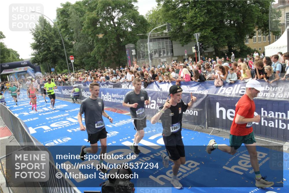 29.06.2025 - hella hamburg halbmarathon Michael Strokosch http://msf.ph/oto/8537294 29.06.2025 10:49:11 Ziel  meine-sportfotos.de
