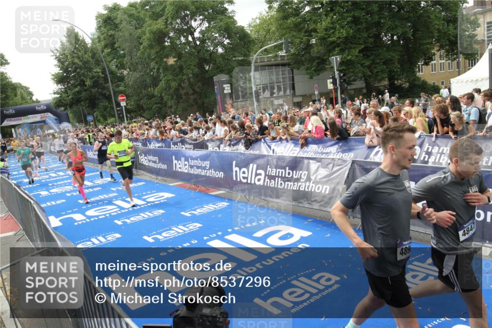 29.06.2025 - hella hamburg halbmarathon Michael Strokosch http://msf.ph/oto/8537296 29.06.2025 10:49:12 Ziel  meine-sportfotos.de