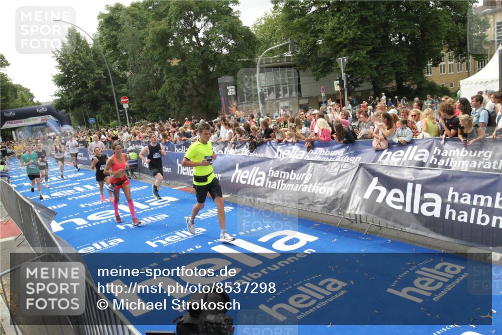 29.06.2025 - hella hamburg halbmarathon Michael Strokosch http://msf.ph/oto/8537298 29.06.2025 10:49:13 Ziel  meine-sportfotos.de