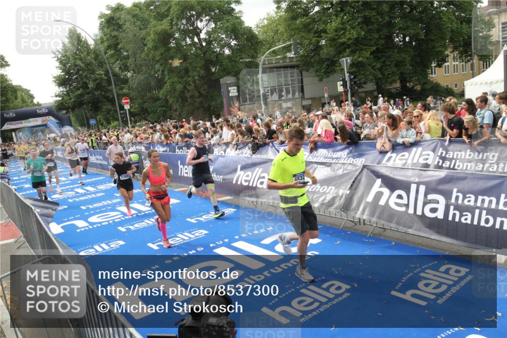 29.06.2025 - hella hamburg halbmarathon Michael Strokosch http://msf.ph/oto/8537300 29.06.2025 10:49:14 Ziel  meine-sportfotos.de