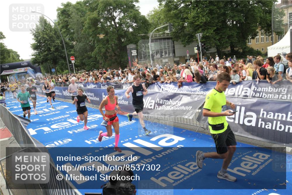 29.06.2025 - hella hamburg halbmarathon Michael Strokosch http://msf.ph/oto/8537302 29.06.2025 10:49:14 Ziel  meine-sportfotos.de