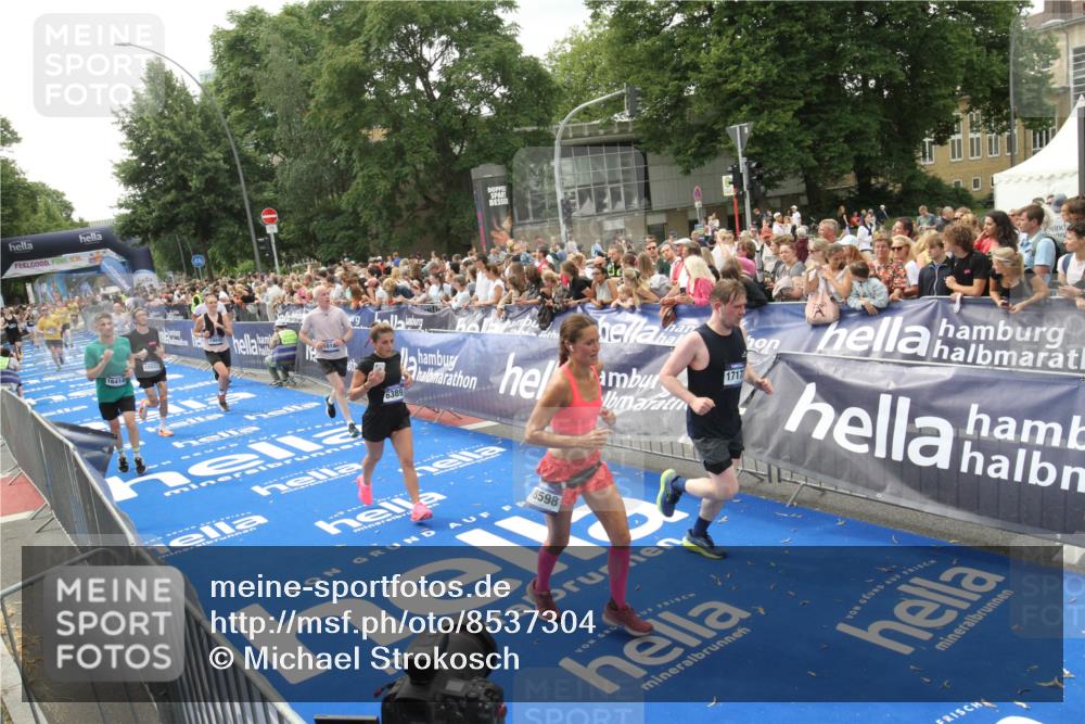 29.06.2025 - hella hamburg halbmarathon Michael Strokosch http://msf.ph/oto/8537304 29.06.2025 10:49:15 Ziel  meine-sportfotos.de