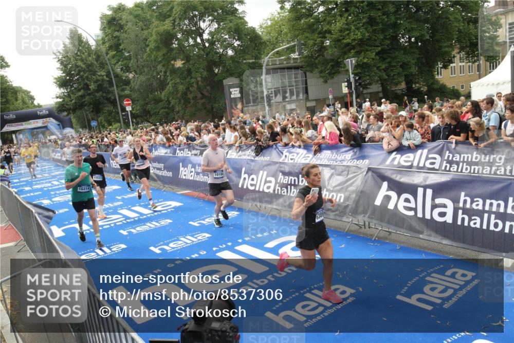 29.06.2025 - hella hamburg halbmarathon Michael Strokosch http://msf.ph/oto/8537306 29.06.2025 10:49:16 Ziel  meine-sportfotos.de