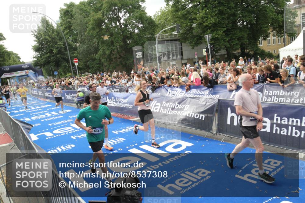 29.06.2025 - hella hamburg halbmarathon Michael Strokosch http://msf.ph/oto/8537308 29.06.2025 10:49:17 Ziel  meine-sportfotos.de