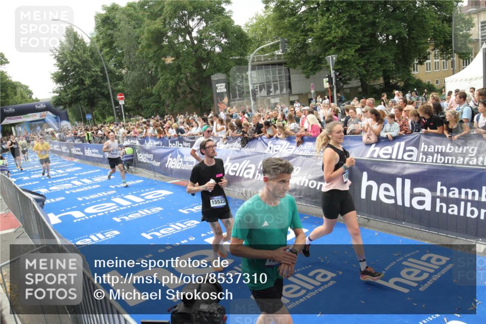 29.06.2025 - hella hamburg halbmarathon Michael Strokosch http://msf.ph/oto/8537310 29.06.2025 10:49:17 Ziel  meine-sportfotos.de