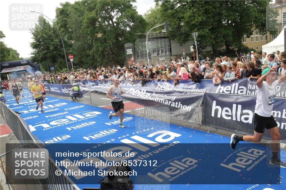 29.06.2025 - hella hamburg halbmarathon Michael Strokosch http://msf.ph/oto/8537312 29.06.2025 10:49:19 Ziel  meine-sportfotos.de