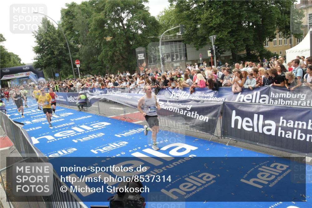 29.06.2025 - hella hamburg halbmarathon Michael Strokosch http://msf.ph/oto/8537314 29.06.2025 10:49:19 Ziel  meine-sportfotos.de