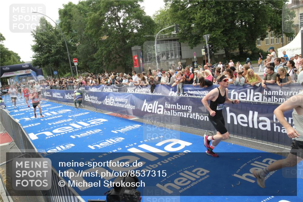 29.06.2025 - hella hamburg halbmarathon Michael Strokosch http://msf.ph/oto/8537315 29.06.2025 10:31:41 Ziel  meine-sportfotos.de