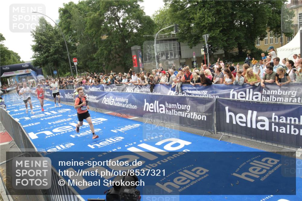29.06.2025 - hella hamburg halbmarathon Michael Strokosch http://msf.ph/oto/8537321 29.06.2025 10:31:42 Ziel  meine-sportfotos.de