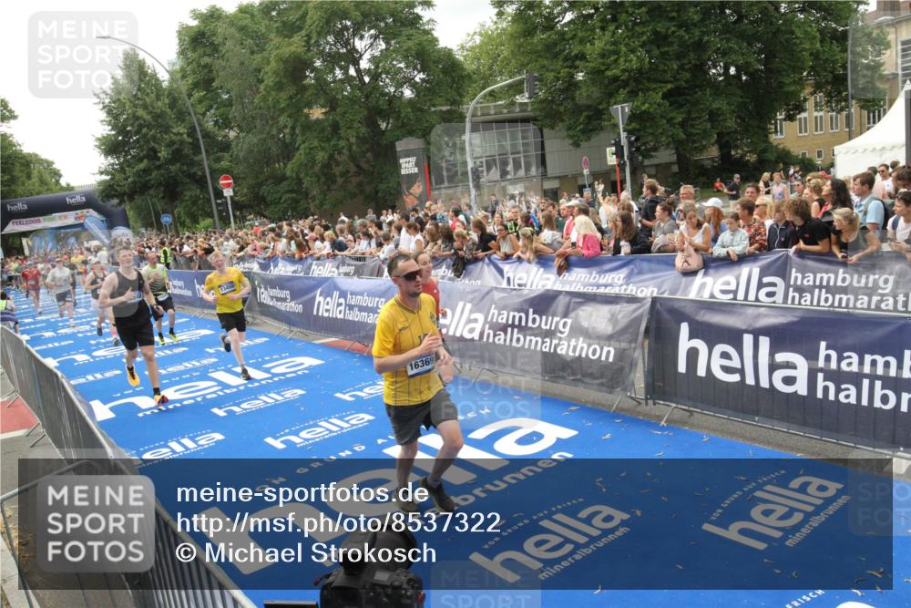 29.06.2025 - hella hamburg halbmarathon Michael Strokosch http://msf.ph/oto/8537322 29.06.2025 10:49:21 Ziel  meine-sportfotos.de