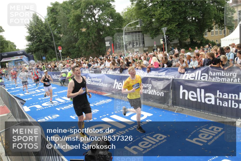 29.06.2025 - hella hamburg halbmarathon Michael Strokosch http://msf.ph/oto/8537326 29.06.2025 10:49:23 Ziel  meine-sportfotos.de